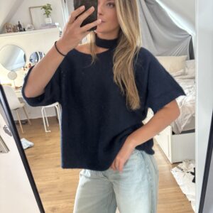 Elara gebreide trui dames blauw met oversized fit en asymmetrische hals